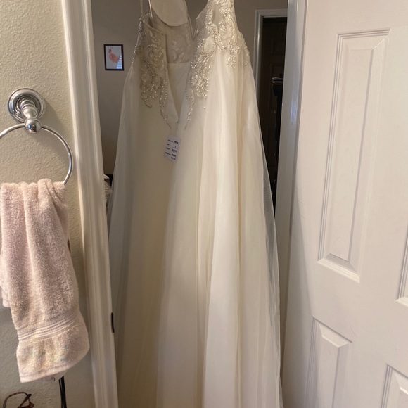 David’s Bridal gown - Picture 3 of 5